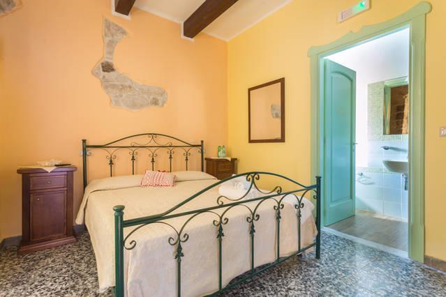 Madalen Guest House Боза Екстериор снимка